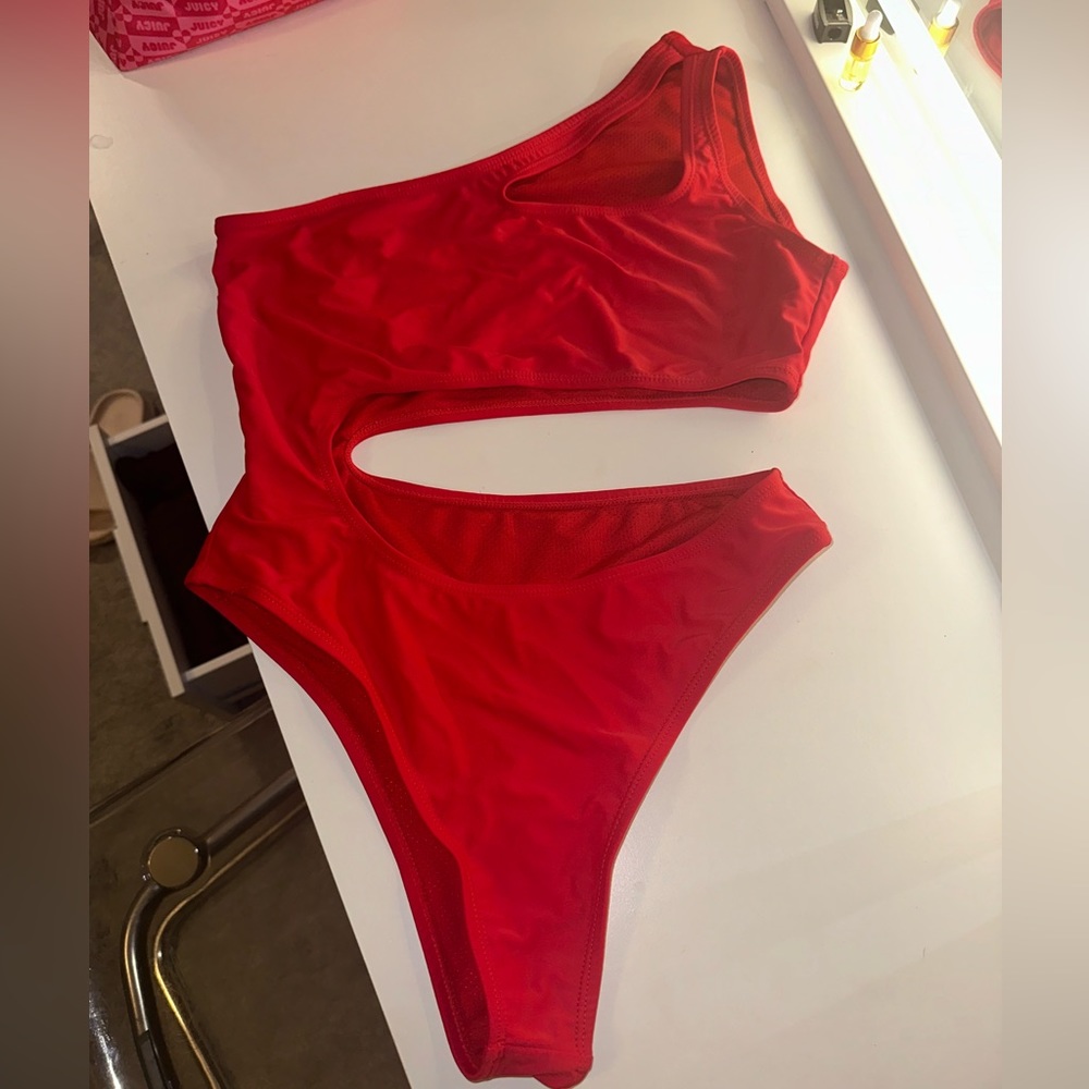 One piece cut-out swimsuit